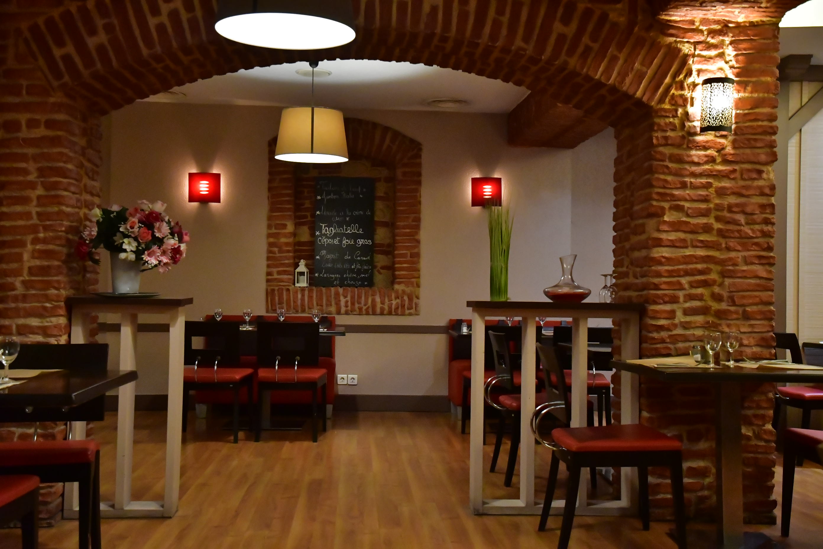 Salle intérieure avec voûtes en briques et éclairage tamisé